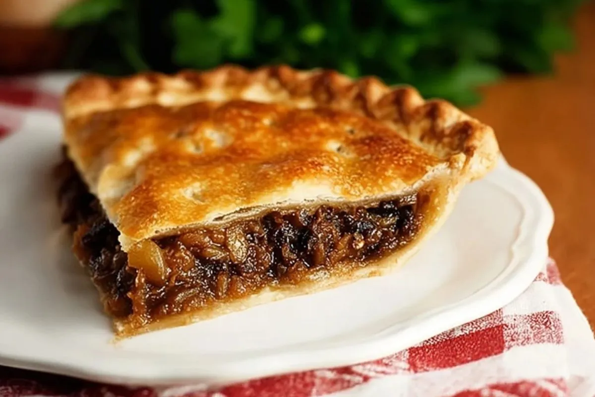 Alte Mürbeteigpastete mit Hackfleischfüllung