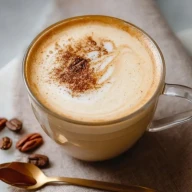 Einfacher Heißer Ahorn-Brauner Butter Latte