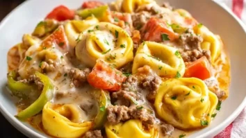 Käse-Tortellini mit Rinderhack und Paprika