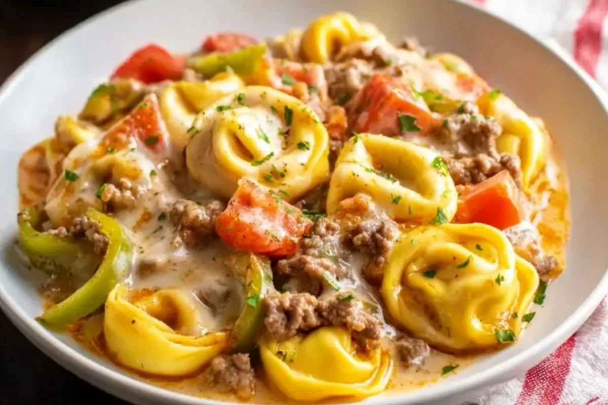 Käse-Tortellini mit Rinderhack und Paprika