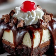 Schokoladen-Brownie-Cheesecake mit heißer Schokoladensauce