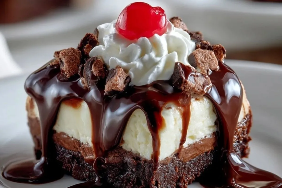 Schokoladen-Brownie-Cheesecake mit heißer Schokoladensauce