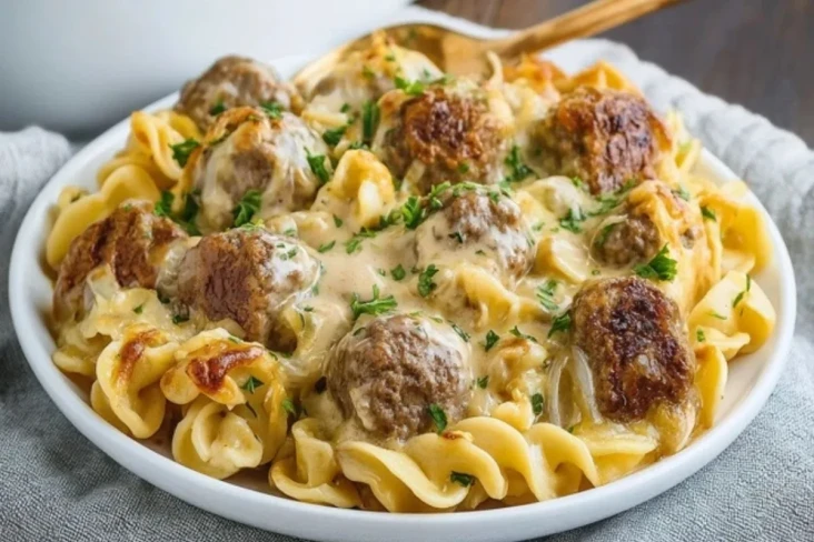 Schwedische Fleischbällchen-Nudelauflauf